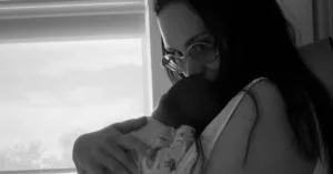 Алла Волкова держит новорождённую дочь Варвару в родильном доме