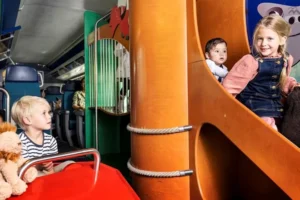 Діти граються на гірці в новому дитячому вагоні Укрзалізниці
