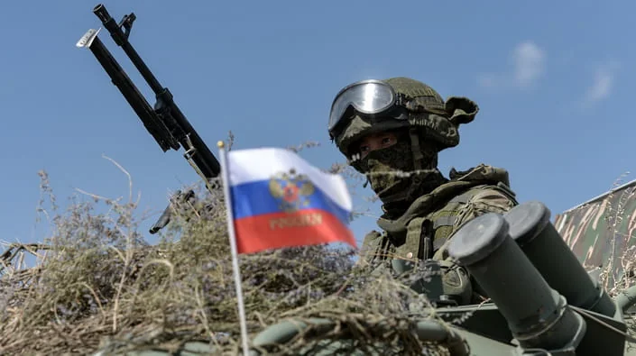 Російський військовий з прапором РФ у бойовій готовності до нападу на ЄС