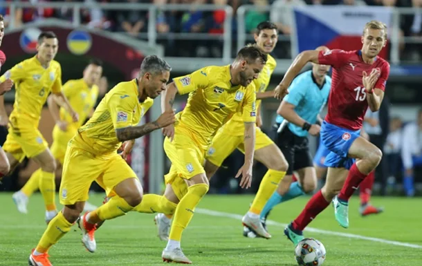 Збірна України у боротьбі за мяч під час матчу Ліги націй