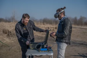 Працівники виробника дронів «Вирій» тестують обладнання на відкритому майданчику