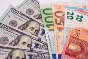 Банкноти доларів США та євро на тлі зниження курсу 8 липня