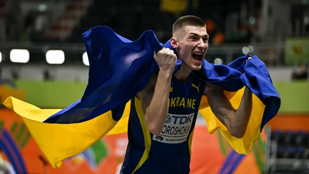 Олег Дорощук празднует золото Бриллиантовой лиги с флагом Украины