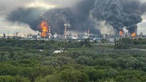 Нафтопереробний завод у Росії охоплений вогнем після ударів українських дронів
