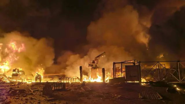 Пожежа на підприємстві в Кривому Розі після удару дронів Шахед