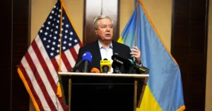 Ліндсі Грем виступає на трибуні з прапорами США та України щодо санкцій