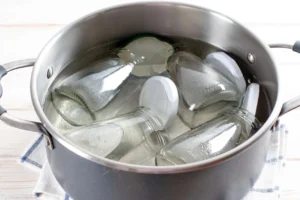 iak-sterylizuvaty-banky-povnyi-hid-dlia-bezpechnykh-zahotivel-355b