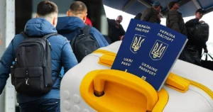 Украинские паспорта на чемодане искателей временной защиты ЕС