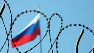 Флаг РФ за колючей проволокой как символ санкций ЕС против тюремщиков