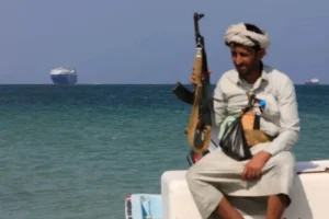Озброєний хусит на Червоному морі біля торговельного судна