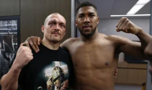 Ентоні Джошуа позує з боксером перед боєм в Ер-Ріяді