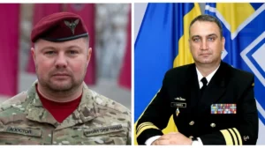 Командувач ДШВ Ігор Апостол (ліворуч) та командувач ВМС Олександр Миколата (праворуч) у військовій формі на підтримку Сирського.