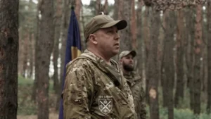 Командир 155-й механизированной бригады с флагом Украины в лесу