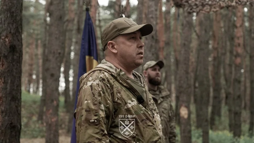 Командир 155-ї механізованої бригади зі прапором України в лісі
