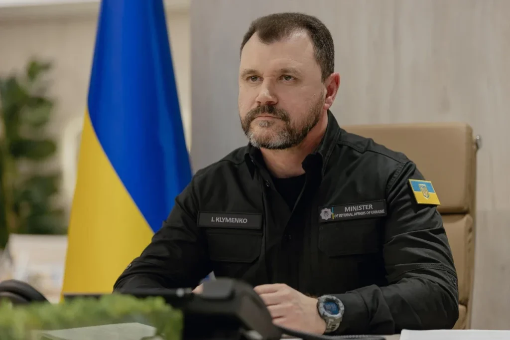 Игорь Клименко в форме министра на фоне флага Украины