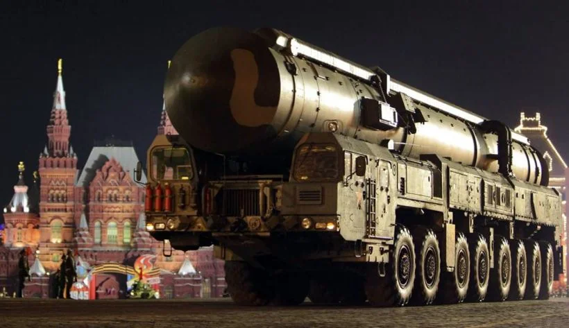 Російська міжконтинентальна балістична ракета на Червоній площі перед Кремлем