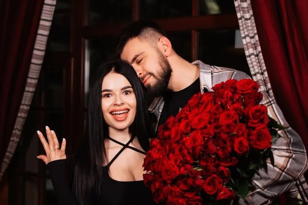 KRISTONKO з нареченим Ігорем Розумяком тримає обручку та букет троянд після заручин