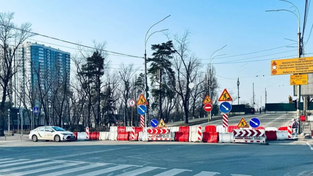 Перекриті вулиці Києва з барєрами після нічного обстрілу