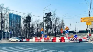 Перекрытые улицы Киева с барьерами после ночного обстрела