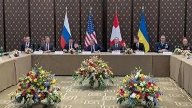 Переговори делегацій України та РФ за столом за участю США та Канади