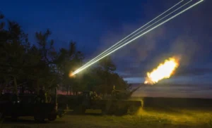Военные обстреливают дроны зенитными системами в ночном небе