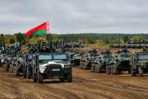 Белорусская бронетехника с флагом Лукашенко на учениях