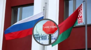 Прапори Росії та Білорусі з круглим знаком SANCTIONS над монетами