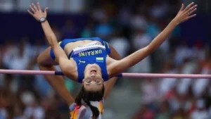 Ярослава Магучіх долає планку на чемпіонаті України з легкої атлетики