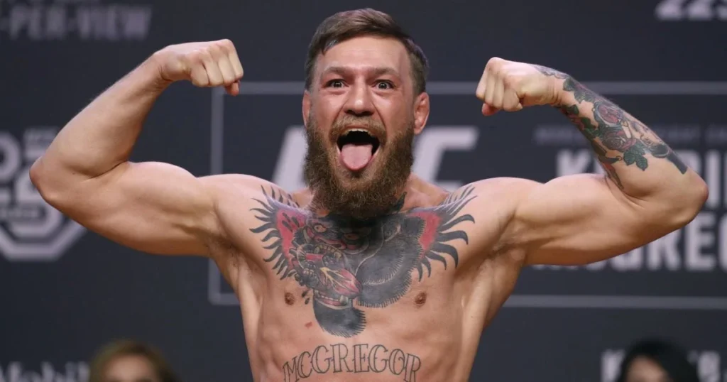 Конор Макгрегор в боевой позе на ивенте UFC перед последним боем