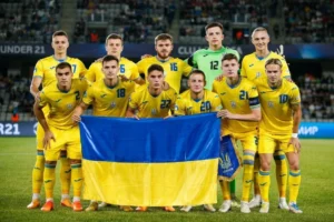 Юнаки збірної України тримають прапор на чемпіонаті Європи