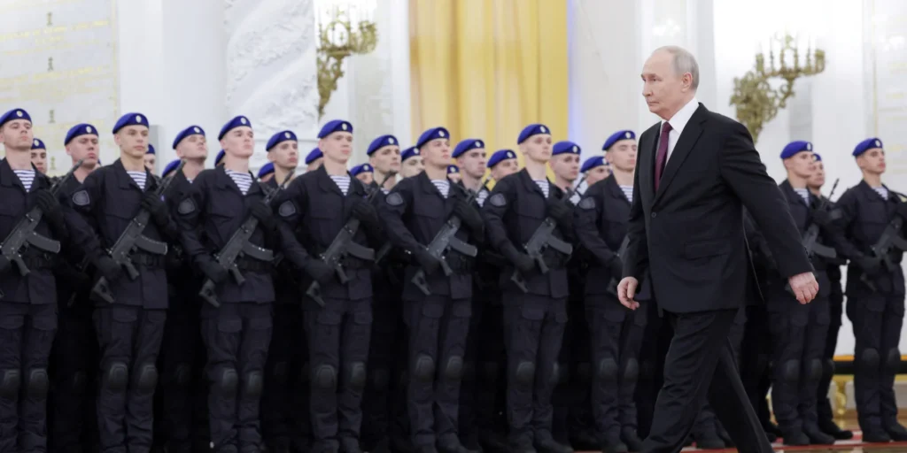 Владимир Путин перед строем российских военных во время агрессии в Европе