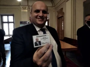 Депутат Мунтяну Иван Николаевич демонстрирует удостоверение в зале