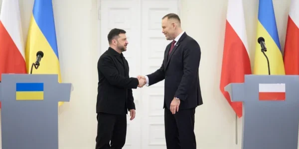 Зеленський і Навроцький тиснуть руки під час зустрічі президентів України та Польщі