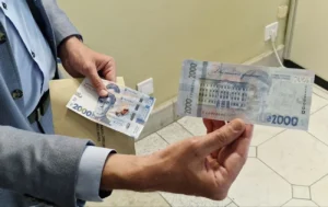 Новые банкноты 2000 гривен Национального банка Украины на презентации