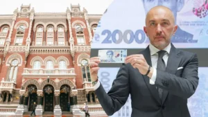 Представитель НБУ демонстрирует банкноту 2000 гривен возле здания банка