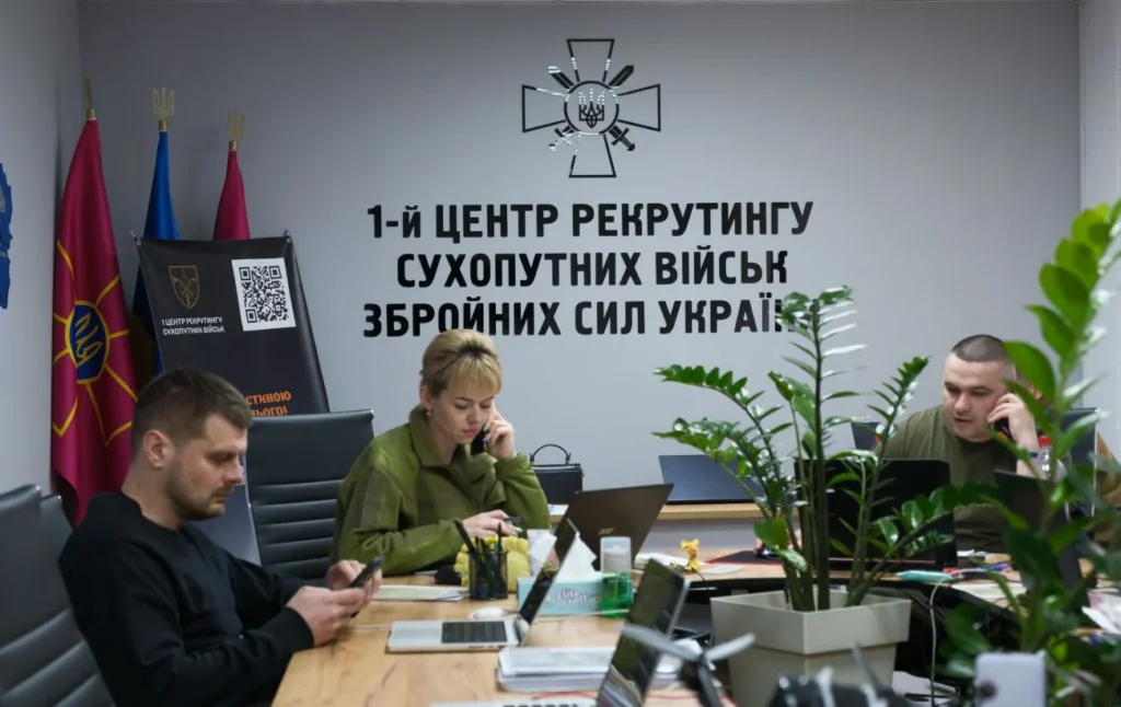 Співробітники 1-го центру рекрутингу Сухопутних військ ЗСУ за роботою в офісі
