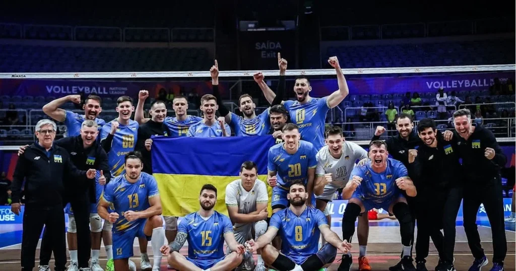 Сборная Украины празднует победу над Ираном в волейбольной Лиге наций