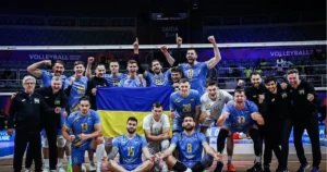 Сборная Украины празднует победу над Ираном в волейбольной Лиге наций