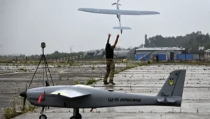 Запуск українського дрона UJ-22 Airborne оператором на аеродромі