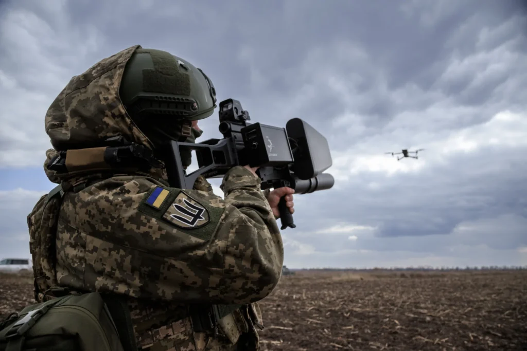 Український військовий з РЕБ-комплексом блокує Mesh-мережу дрона Shahed