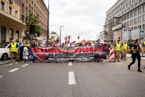 Марш у Польщі з великим банером «Українське людобойство на польському народі. Волинь і Малопольща Східна 1939–1947» та прапорами.