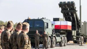 Польські військові біля системи Patriot з національним прапором