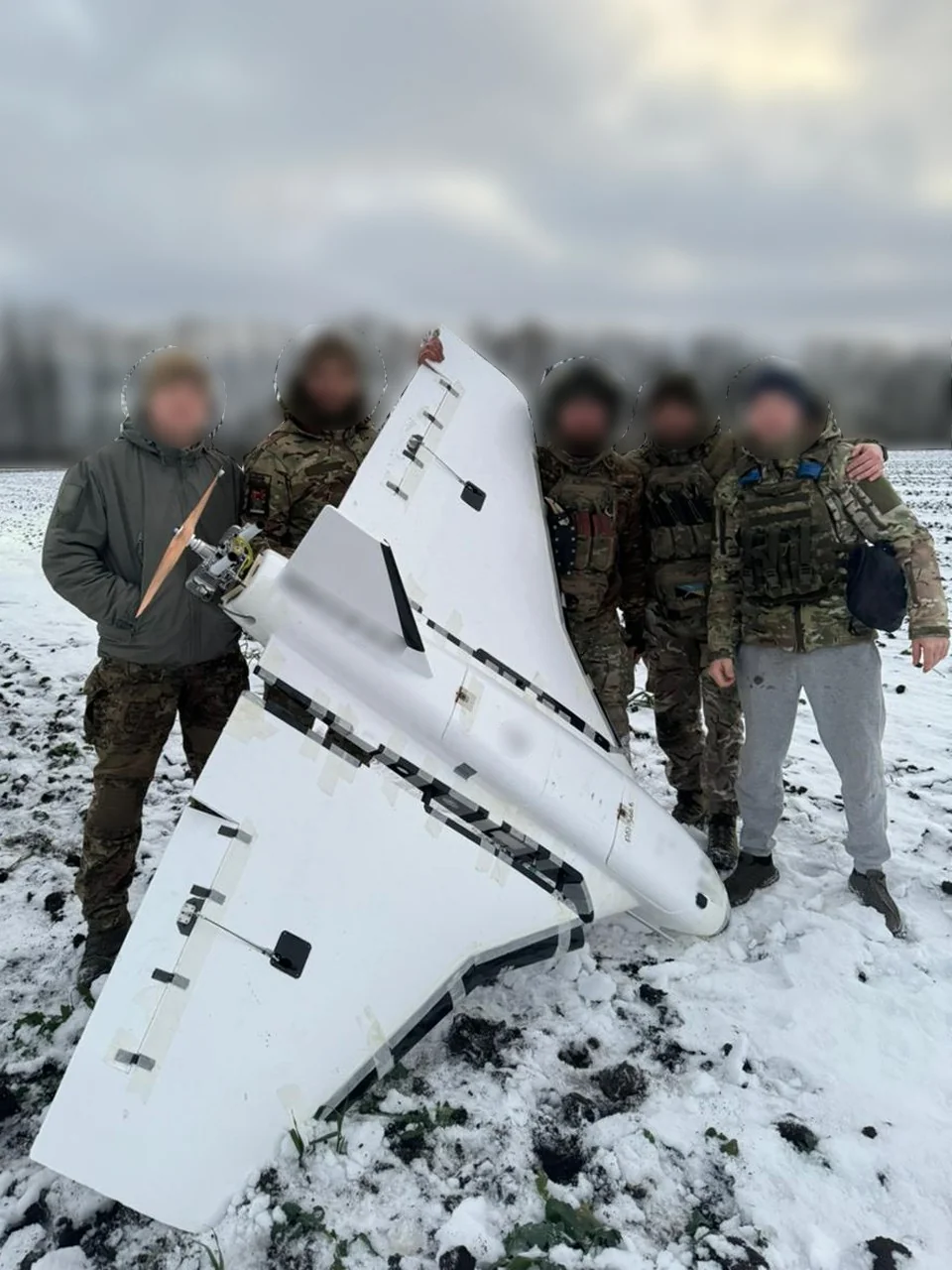Прикордонники України біля збитого російського дрона Shahed у снігу