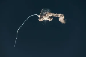 Украинская ПВО сбивает баллистическую ракету РФ в ночном небе