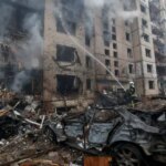 Ракета РФ зі шрапнеллю вдарила по Києву: пошкоджено будинки та авто