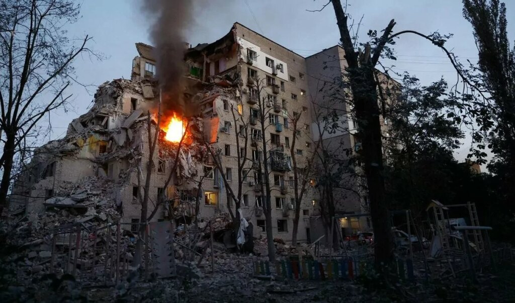 Зруйнована 5-поверхівка в Харкові після ракетного удару з пожежею