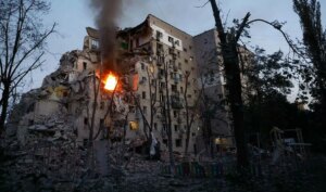 Зруйнована 5-поверхівка в Харкові після ракетного удару з пожежею