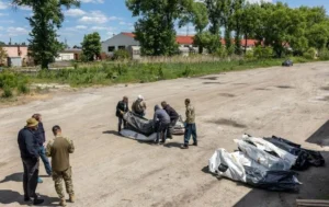 Військові переносять тіла загиблих у мішках у Костянтинівці