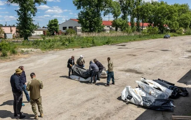 Військові переносять тіла загиблих у мішках у Костянтинівці