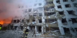 Поврежденная многоэтажка в Одессе после удара РФ, спасатели ликвидируют последствия